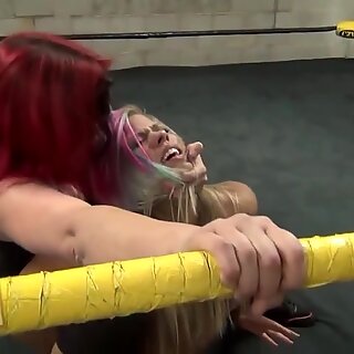 Lezzy cuntbusting a ringben
