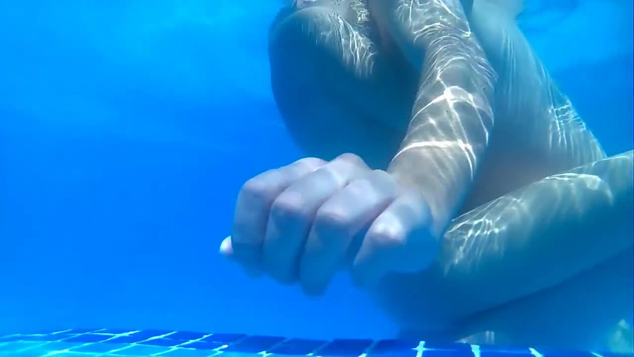 Sexo en la piscina. sexuálna voda. milf follada en plena piscina a plena luz.