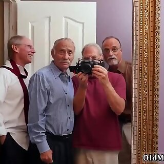 Jovem velho velho swap e homem anal frannkie e a equipe de tag de gangue uma porta a porta vendedora