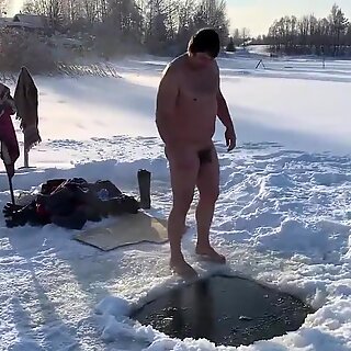 L'uomo salta nel foro di ghiaccio https://nakedguyz.blogspot.com