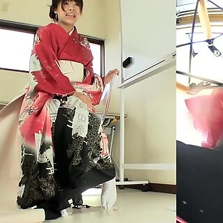 Subtitled Japanese kimono pee desperation failure in HD